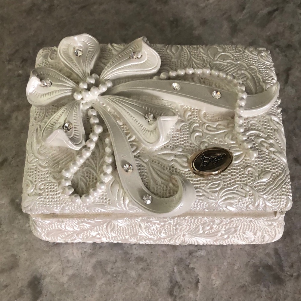 - White crystal Pearl bow jewelry box